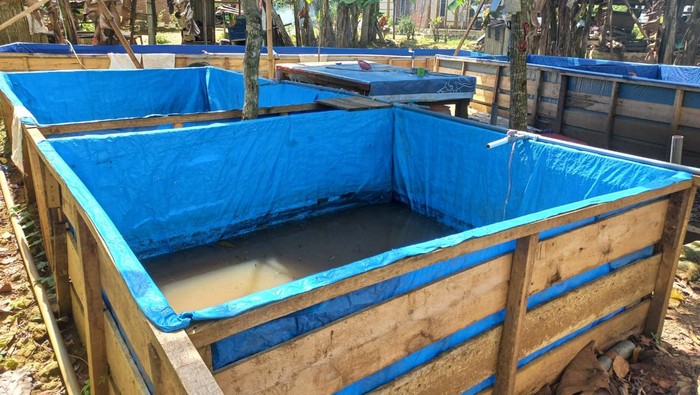 Warga di Kabupaten Bone, Sulawesi Selatan (Sulsel) mengeluhkan anak sungai Cabalu yang tercemar limbah pembuangan kolam budidaya ternak ikan lele.