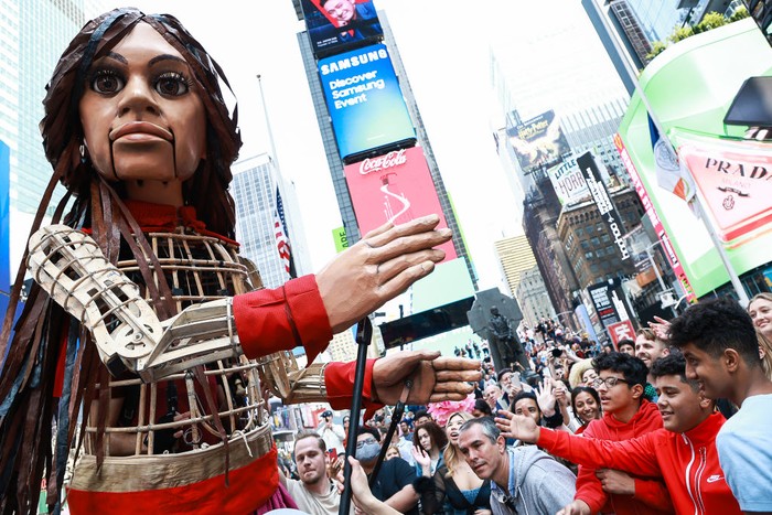 Boneka Raksasa Little Amal Berlabuh ke Times Square NEW YORK, NEW YORK - SEPTEMBER 16: The 12-foot puppet known as