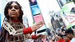Boneka Raksasa Little Amal Berlabuh ke Times Square