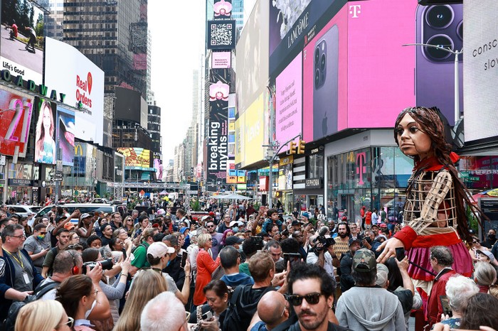 Boneka Raksasa Little Amal Berlabuh ke Times Square NEW YORK, NEW YORK - SEPTEMBER 16: The 12-foot puppet known as