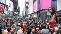 Little Amal menyapa warga New York di tengah kepadatan Times Square.  Foto: Getty Images/Arturo Holmes