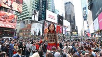 Boneka raksasa ini merupakan simbol seorang perempuan pengungsi yang berusia 10 tahun dan tinggal di kamp pengungsian.  Foto: Getty Images/Arturo Holmes