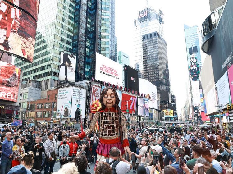Boneka Raksasa Little Amal Berlabuh ke Times Square