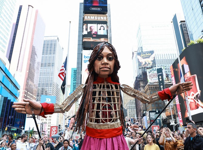Boneka Raksasa Little Amal Berlabuh ke Times Square NEW YORK, NEW YORK - SEPTEMBER 16: The 12-foot puppet known as