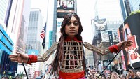 Little Amal akan berada di New York selama 17 hari dan mengunjungi berbagai wilayah dan lingkungan di sudut kota sambil meningkatkan kesadaran akan isu imigrasi dan pengungsi.  Foto: Getty Images/Arturo Holmes