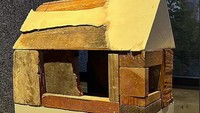 Brad Pitt tak ketinggalan membuat miniatur rumah kayu yang terbuat dari batang pohon. Dia menyebutkan sebagai sebuah patung.  Foto: Istimewa