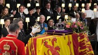 Kemudian, Crown Jeweller memindahkan Mahkota Kerajaan, Orb, dan Tongkat Kerajaan dari peti jenazah Ratu Elizabeth. Nantinya, perhiasan ini akan dikembalikan ke Menara London - tetapi untuk saat ini diserahkan kepada Dean of Windsor yang menempatkan mereka dengan hati-hati di atas altar.