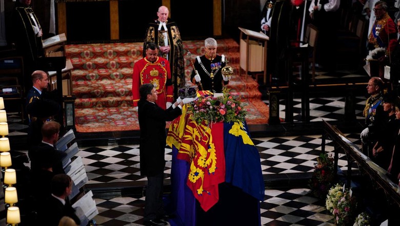BRITAIN-ROYALS/QUEEN The coffin of Queen Elizabeth II, draped in the Royal Standard with the Imperial State Crown and the Sovereigns orb and sceptre, during the Committal Service at St Georges Chapel in Windsor Castle, Berkshire. Picture date: Monday September 19, 2022. Joe Giddens/Pool via REUTERS