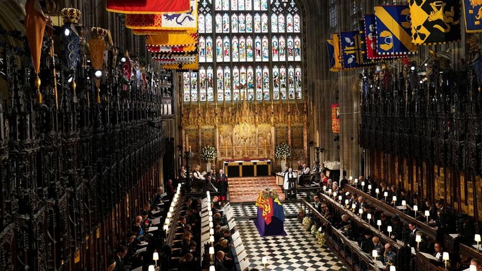 The coffin of Queen Elizabeth II, draped in the Royal Standard with the Imperial State Crown and the Sovereign's orb and sceptre, during the Committal Service at St George's Chapel in Windsor Castle, Berkshire. Picture date: Monday September 19, 2022. Joe Giddens/Pool via REUTERS