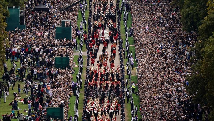 The Queen's coffin arrives outside of St George's chapel inside Windsor castle where she will be laid to rest in the crypt, Britain, September 19, 2022. Richard Pohle/Pool via REUTERS
