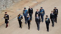 Di Kastil Windsor, keluarga kerajaan telah menunggu. Tampak Raja Charles III dan ketiga anak mendiang Ratu Elizabeth II, Putri Anne, Pangeran Andrew dan Pangeran Edward, menyambut peti jenazah sang ibu. Pangeran William dan Pangeran Harry juga ikut dalam rombongan itu.