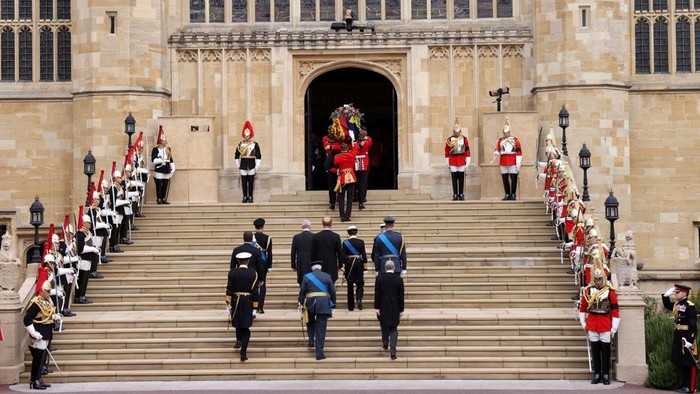 The Queen's coffin arrives outside of St George's chapel inside Windsor castle where she will be laid to rest in the crypt, Britain, September 19, 2022. Richard Pohle/Pool via REUTERS