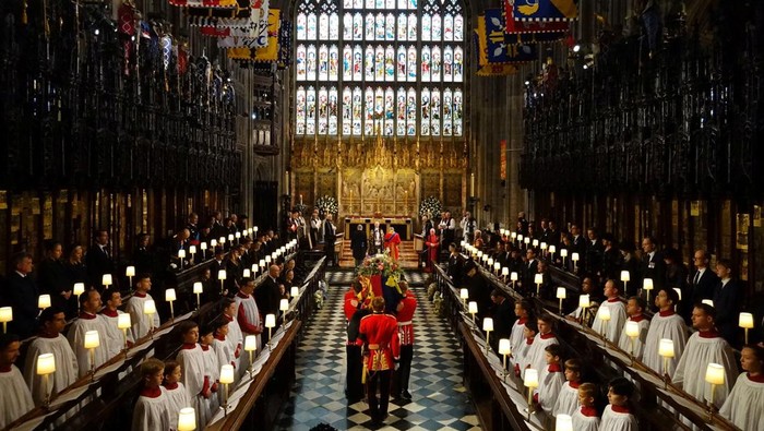 BRITAIN-ROYALS/QUEEN The coffin of Queen Elizabeth II, draped in the Royal Standard with the Imperial State Crown and the Sovereign's orb and sceptre, during the Committal Service at St George's Chapel in Windsor Castle, Berkshire. Picture date: Monday September 19, 2022. Joe Giddens/Pool via REUTERS