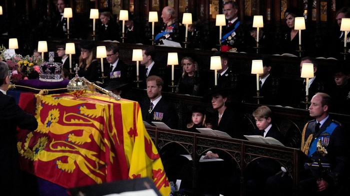 The coffin of Queen Elizabeth II, draped in the Royal Standard with the Imperial State Crown and the Sovereigns orb and sceptre, during the Committal Service at St Georges Chapel in Windsor Castle, Berkshire. Picture date: Monday September 19, 2022.  Joe Giddens/Pool via REUTERS