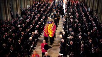 Misa ini diikuti Raja Charles III dan ketiga anak mendiang Ratu Elizabeth II, Putri Anne, Pangeran Andrew dan Pangeran Edward. Kemudian Pangeran William dan istrinya Catherine, beserta kedua anak mereka Pangeran George dan Putri Charlotte. Hadir juga Pangeran Harry, Perdana Menteri Inggris Liz Truss dan raja serta ratu kerajaan tetangga.
