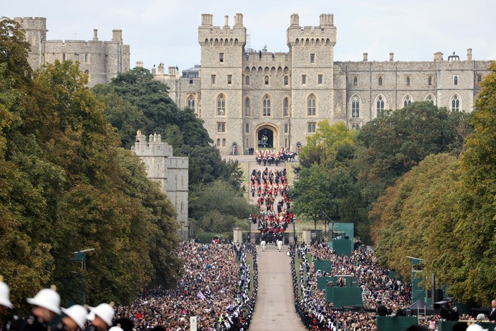 The Queens coffin arrives outside of St Georges chapel inside Windsor castle where she will be laid to rest in the crypt, Britain, September 19, 2022. Richard Pohle/Pool via REUTERS