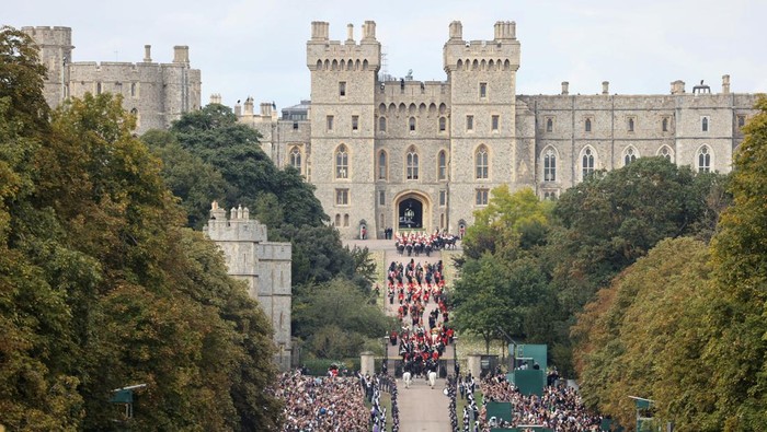 BRITAIN-ROYALS/QUEEN The Queen's coffin arrives outside of St George's chapel inside Windsor castle where she will be laid to rest in the crypt, Britain, September 19, 2022. Richard Pohle/Pool via REUTERS