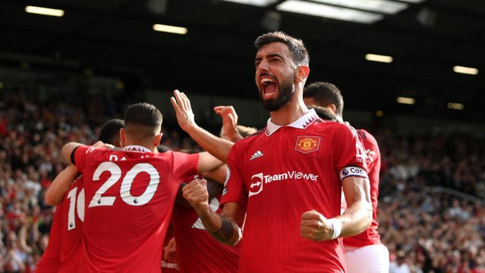 MANCHESTER, ENGLAND - SEPTEMBER 04:  Bruno Fernandes of Manchester United celebrates after Antony of Manchester United scores their sides first goal during the Premier League match between Manchester United and Arsenal FC at Old Trafford on September 04, 2022 in Manchester, England. (Photo by Shaun Botterill/Getty Images)