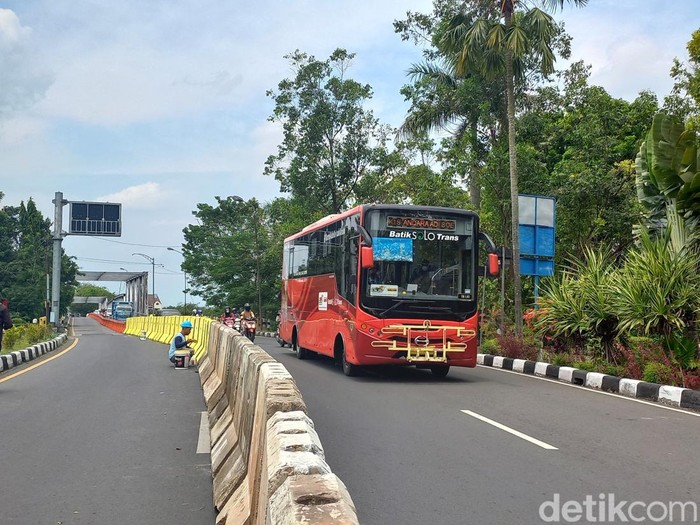 BST saat melintasi jembatan Jurug, Solo, Selasa (20/9/2022).