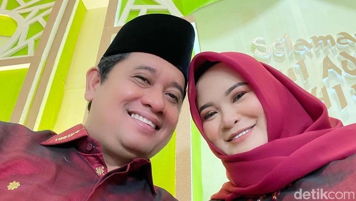 Bupati Banyuasin Askolani dan istrinya, Sri Fitriyanti,