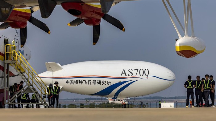 China melakukan uji coba kapal udara yang dibuatnya sendiri pada minggu lalu, 16 September 2022 di Jingmen, Hubei, China.