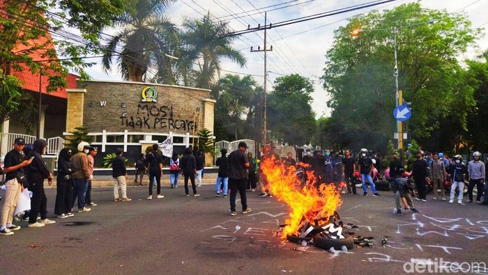 demo banyuwangi vandalisme