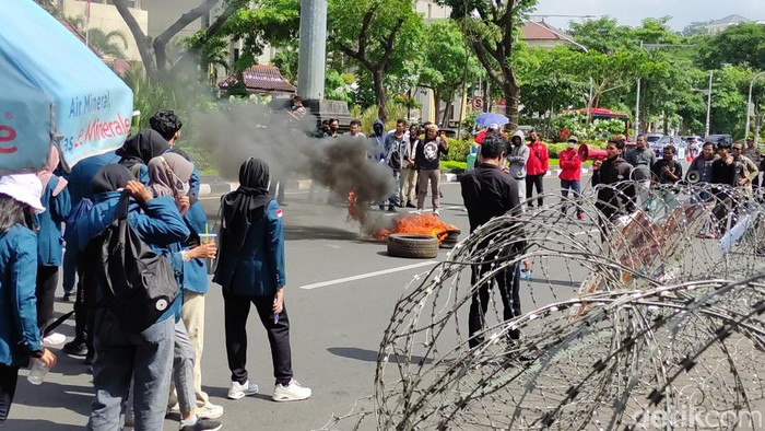 Demo menolak kenaikan harga BBM di Semarang, Selasa (20/9/2022).