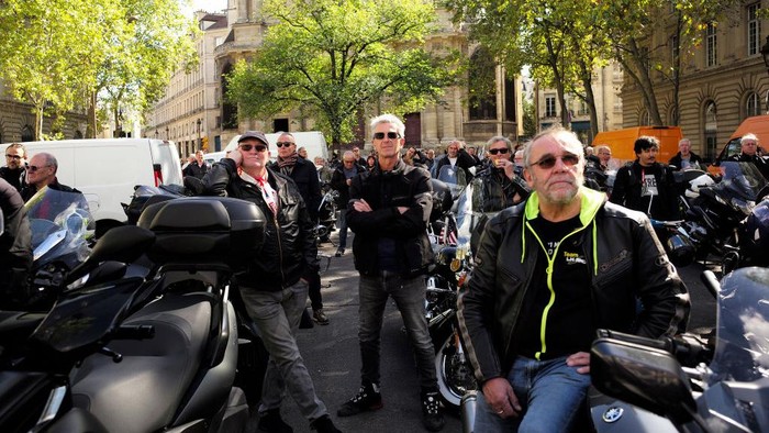 PARIS, FRANCE - SEPTEMBER 19: Bikers demonstrate outside city hall at the call of the Federation des Motards en Colere (FMCC) to protest against the paid parking of the two-wheelers set up in Paris on September 19, 2022 in Paris, France. Since September 1, 2022, thermal motorized two-wheelers have had to pay to park in the streets of Paris.  (Photo by Antoine Gyori/Corbis via Getty Images)