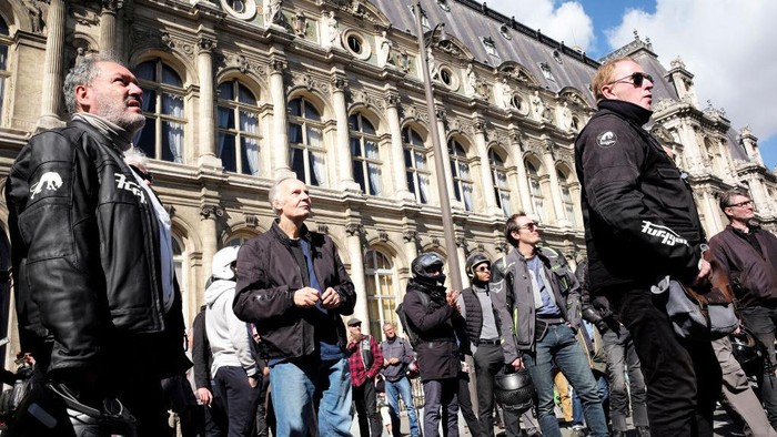 PARIS, FRANCE - SEPTEMBER 19: Bikers demonstrate outside city hall at the call of the Federation des Motards en Colere (FMCC) to protest against the paid parking of the two-wheelers set up in Paris on September 19, 2022 in Paris, France. Since September 1, 2022, thermal motorized two-wheelers have had to pay to park in the streets of Paris.  (Photo by Antoine Gyori/Corbis via Getty Images)