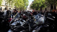 Anggota Federation des Motards en Colere (FMCC) berkumpul di depan Balai Kota Paris, Prancis, Senin (19/9/2022).