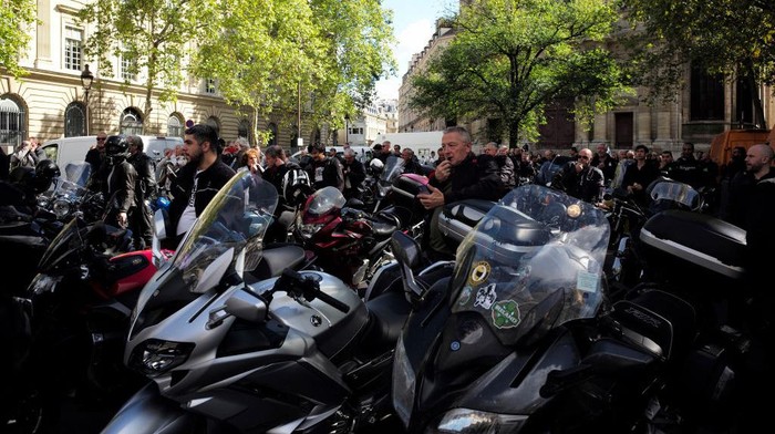 Demo Pengendara Sepeda Motor Paris PARIS, FRANCE - SEPTEMBER 19: Bikers demonstrate outside city hall at the call of the Federation des Motards en Colere (FMCC) to protest against the paid parking of the two-wheelers set up in Paris on September 19, 2022 in Paris, France. Since September 1, 2022, thermal motorized two-wheelers have had to pay to park in the streets of Paris. (Photo by Antoine Gyori/Corbis via Getty Images)