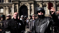 Seorang anggota merekam aksi menyuarakan pendapat tersebut. Tuntutan mereka jelas, yaitu untuk mengubah pikiran balai kota Paris tentang parkir kendaraan bermotor roda dua di ibu kota.