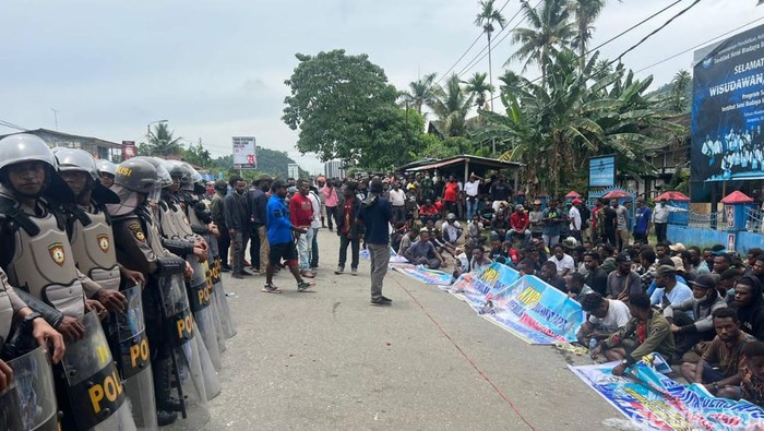 Demo simpatisan Gubernur Papua Lukas Enembe di Jayapura.