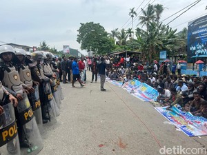 14 Simpatisan Lukas Enembe Ditangkap gegara Bawa Panah-Bom Ikan saat Demo