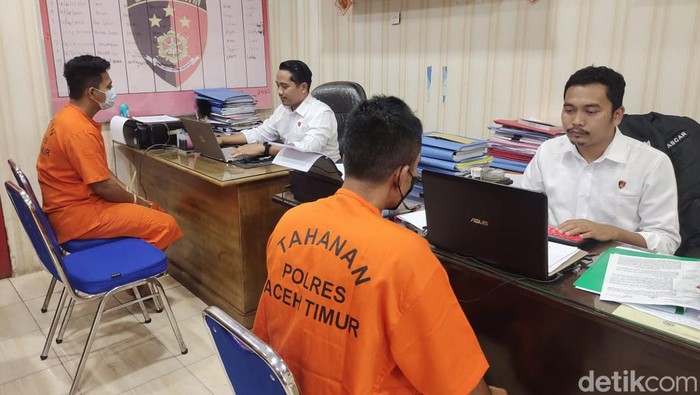 Dua warga Aceh Timur ditangkap karena menimbun solar subsidi.