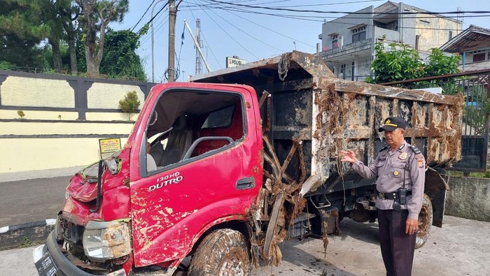Dump truk terperosok masuk jurang di Cigombong, Kabupaten Bogor, Senin (19/9/2022).