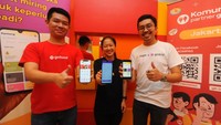 Merchant Business CVM Lead PT Bank Jago Tbk Yusuf Aria Putera (kanan) bersama Pendamping Komunitas GoFood Anthony (kiri) memberikan edukasi pengelolaan keuangan menggunakan Aplikasi Jago kepada merchant GoFood Vellisia (tengah)di acara temu Komunitas Partner GoFood (KOMPAG) Jakarta, Selasa (20/9).