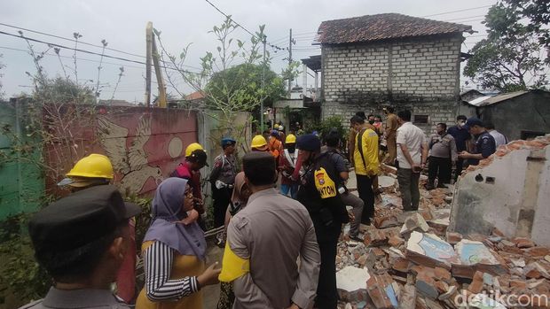 Eksekusi rumah warga di Asemrowo Surabaya