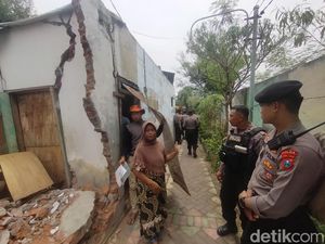 Curhat Warga Surabaya Usai Rumahnya Diratakan untuk Normalisasi Sungai