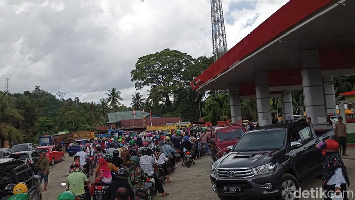 Warga di Kabupaten Enrekang, Sulawesi Selatan (Sulsel) kesulitan mendapatkan BBM.