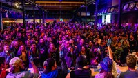 Ribuan pengunjung menyaksikan para peserta yang menangis dan berkeringat saat mengikuti lomba makan cabai terpedas di Eindhoven, Belanda, Minggu (18/9/2022).