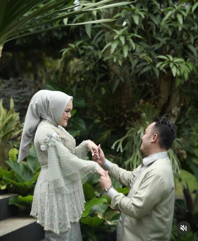 Wolipop sudah mewawancarai Rafida Sonia Fahrani atau akrab disapa Reda yang mengunggah momen lamarannya dengan mantan kakak iparnya. Wanita yang tinggal di Depok, Jawa Barat ini mengatakan dirinya memutuskan menerima lamaran setelah kakaknya sendiri yang merupakan istri calon suaminya sekarang, meninggal dunia setahun yang lalu.  Foto: Dok. Instagram @rafidasonia.