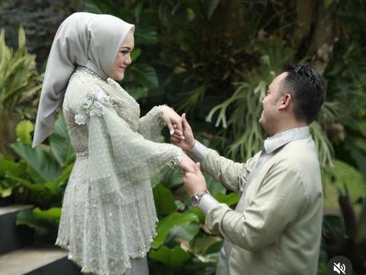 8 Foto Pasangan yang Viral Dulu Kakak dan Adik Ipar Kini Akan Menikah