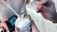 Keduanya selalu tampil romantis termasuk saat travelling. Menikmati satu es krim berdua, Reza dan Wendy tampak hangat kulineran bersama. Foto: Instagram/ybrap