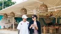 Wendy Walters dan Reza Arap juga sering liburan bersama. Pergi ke Bali, keduanya asyik bersantai di sebuah beach club populer. Foto: Instagram/ybrap