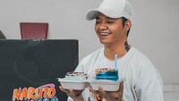 Wendy dan Reza tidak pernah melewatkan momen ulang tahun secara terpisah. Kue dengan karakter Naruto menjadi kejutan yang diterimanya dari Wendy sesuai dengan  tokoh favoritnya. Foto: Instagram/ybrap