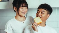 Momen sarapan keduanya juga begitu romantis. Ditemani roti dan selai, keduanya menikmati sarapan dengan hangat. Foto: Instagram/ybrap