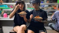 Keduanya juga hobi kulineran sederhana seperti warteg. Wendy Walters dan Reza Arap telihat tak sungkan duduk di atas kursi kayu bersama dengan pelanggan lainnya. Foto: Instagram/ybrap