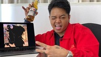 Reza Arap senang menonton video-video online sebagai hiburan diwaktu luangnya. Ditemani sebotol bir, dirinya terlihat senyum bahagia. Foto: Instagram/ybrap