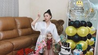 Begitu pula saat ulang tahun Wendy Walters, Reza Arap mengirimkan banyak kue yang cantik. Wendy Walters tampak begitu bahagia menerima kejutan dari suaminya. Foto: Instagram/ybrap